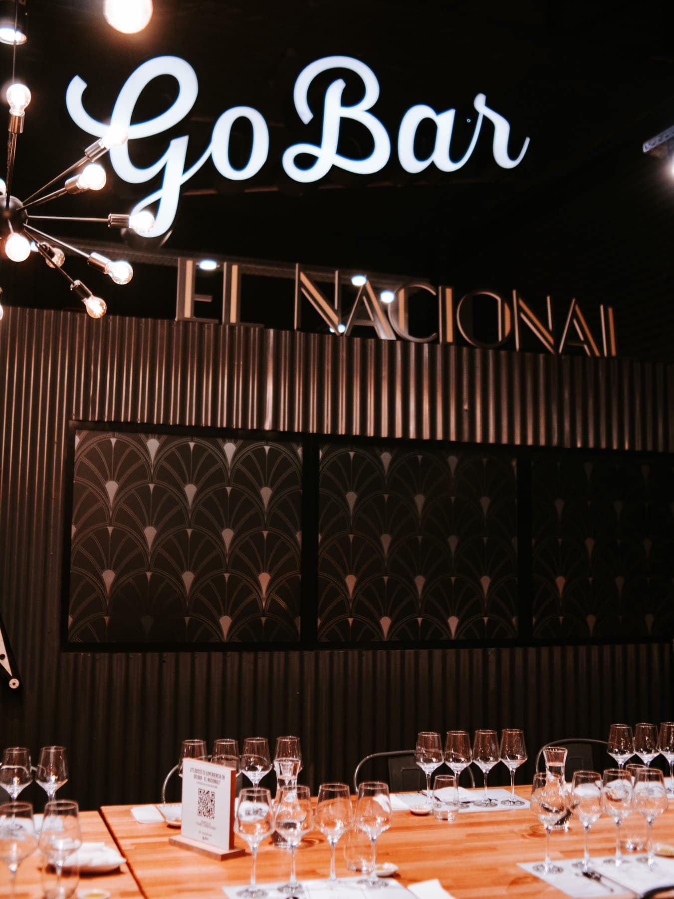 El cartel de GoBar · El Nacional sobre la mesa puesta